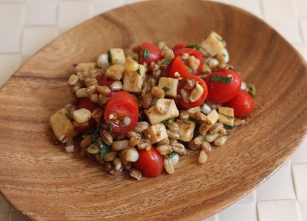 wheatberry salad recipe with smoked cheese and tomatoes | writes4food.com
