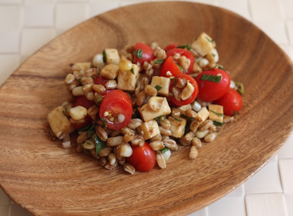 wheatberry salad recipe with smoked cheese and tomatoes | writes4food.com