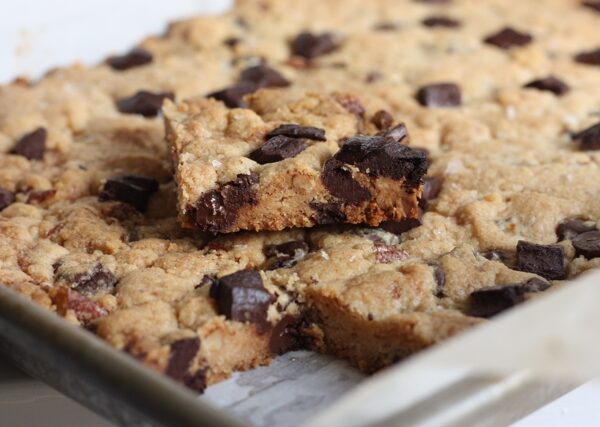 best chocolate chip bar cookies EVER | writes4food.com