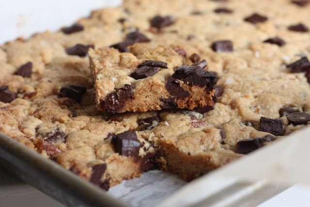 best chocolate chip bar cookies EVER | writes4food.com