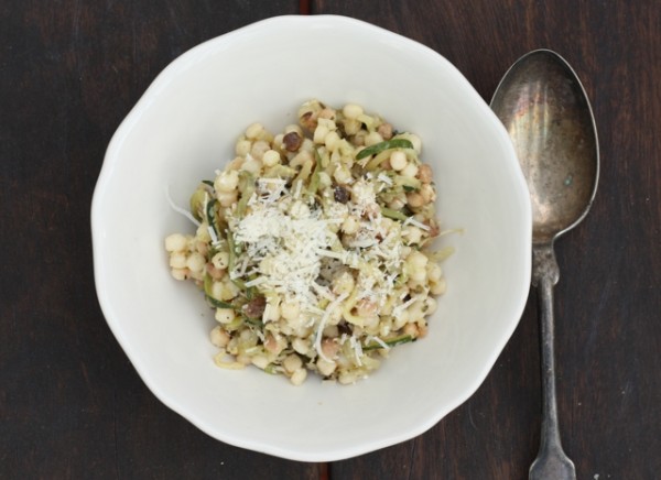 easy pasta with zucchini and pine nuts recipe | writes4food.com
