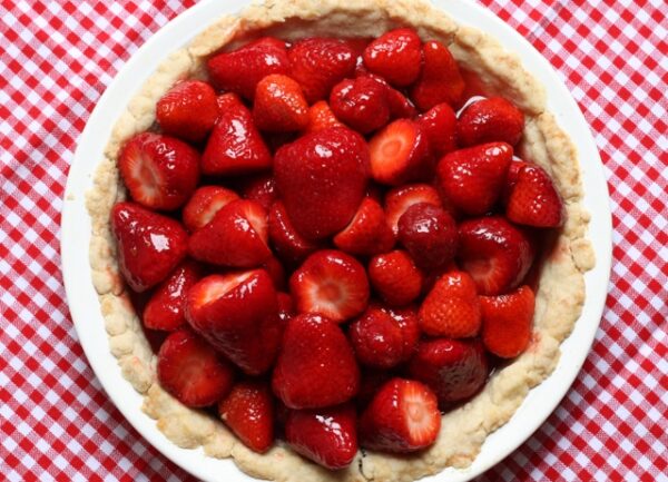 easy glazed strawberry pie recipe | writes4food.com