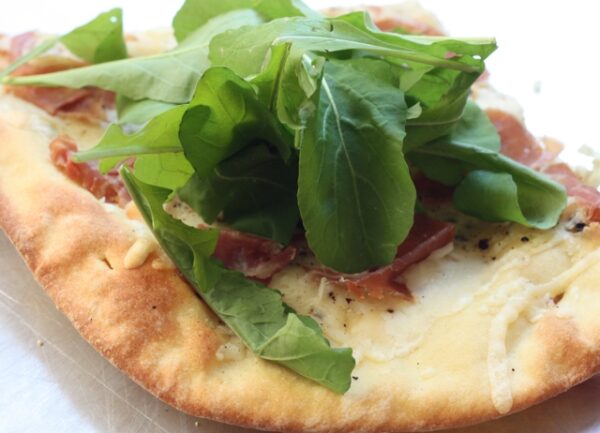simple pizza with prosciutto, Fontina and arugula | writes4food.com
