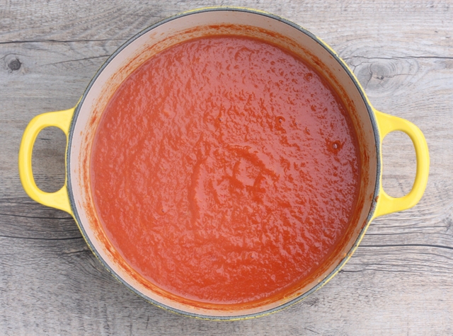 low-fat tomato and roasted red pepper soup recipe | writes4food.com