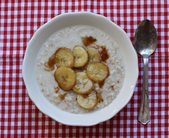 overnight steel-cut oatmeal with quick caramelized bananas | writes4food.com