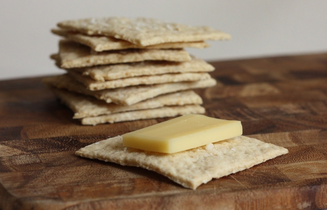 easy homemade oat-buttermilk crackers for cheese | writes4food.com