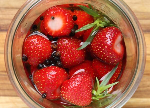 quick pickled strawberries | writes4food.com